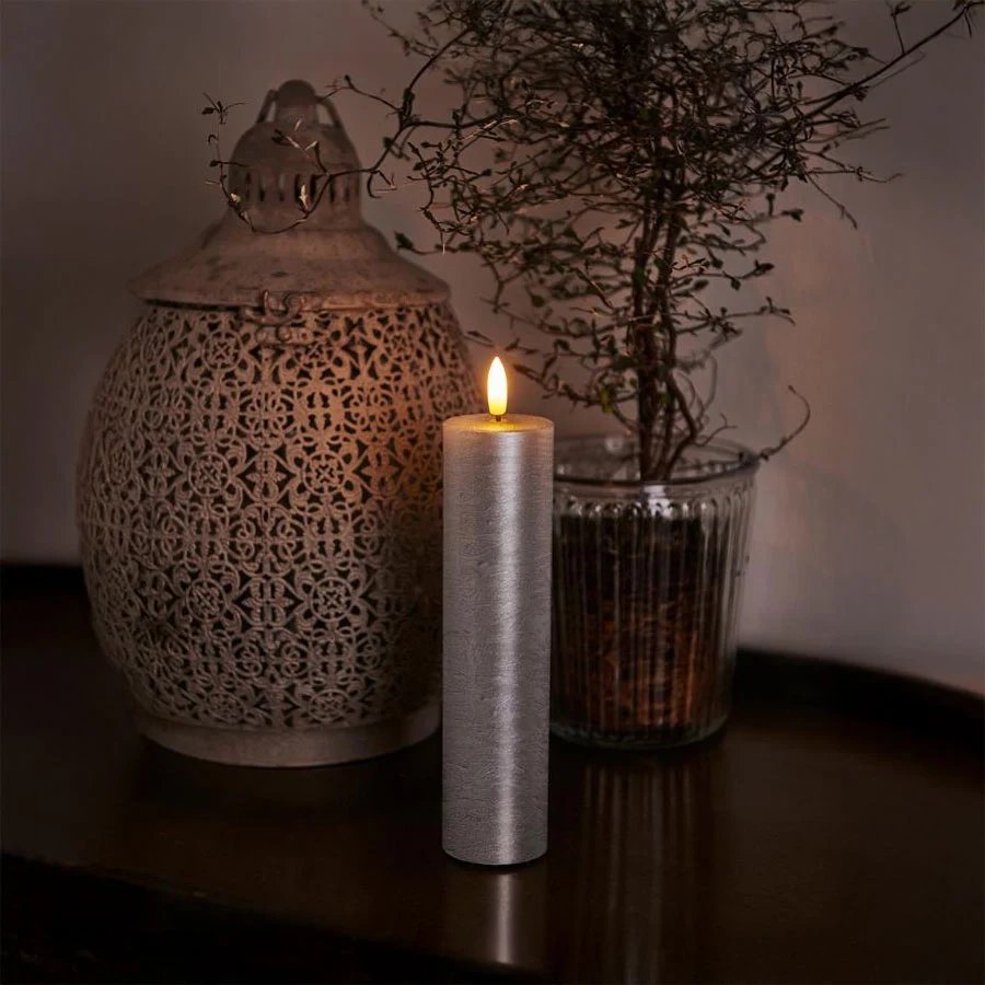 80765-voskova-led-svicka-sille-20cm-stribrna-prum-5cm