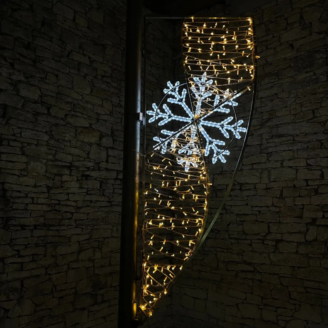 Décor de flocons de neige blanc glacé dans un cadre blanc chaud avec flash 2,5x094m,