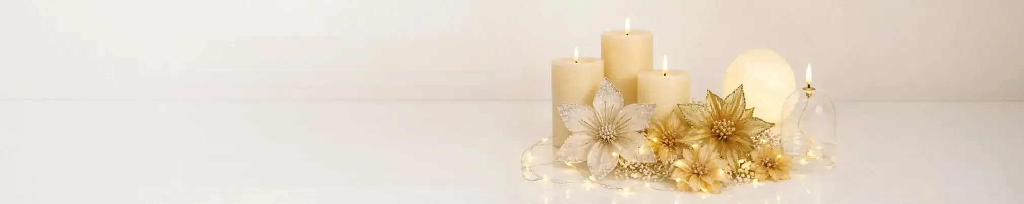 Décorations de mariage : bougies LED, fleurs dorées et guirlande lumineuse
