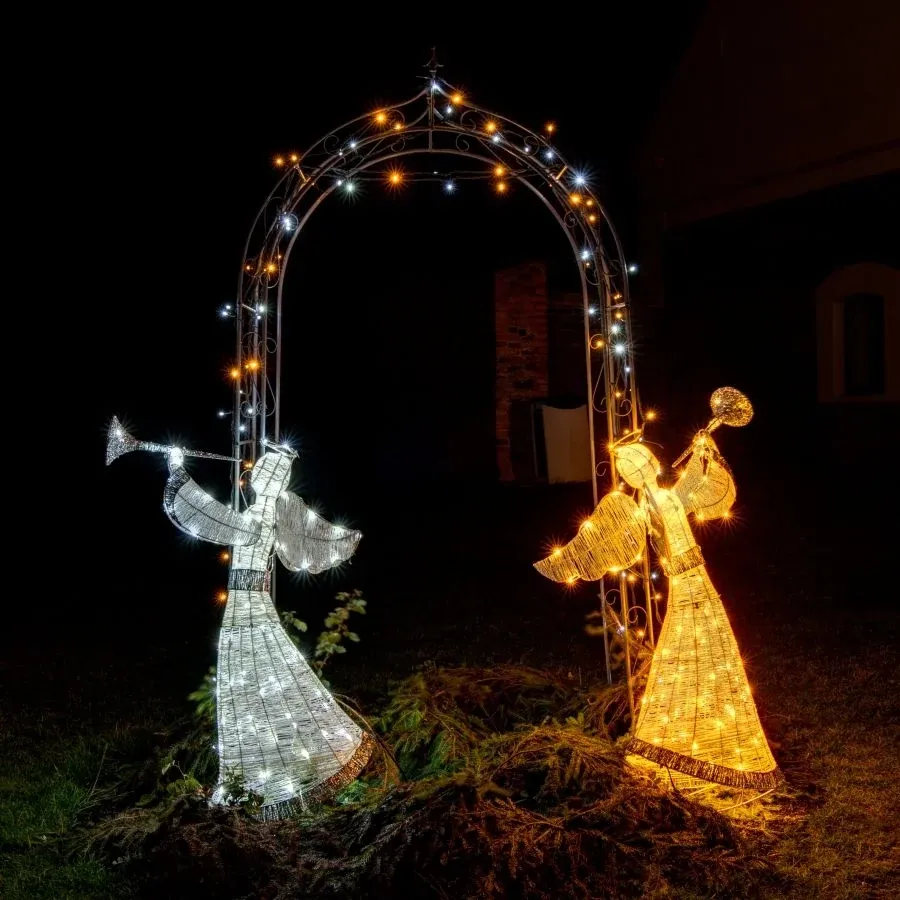 Deux anges lumineux à la trompette sous une arche : à gauche le blanc glacé 3DA1, à droite le blanc chaud 3DA1W
