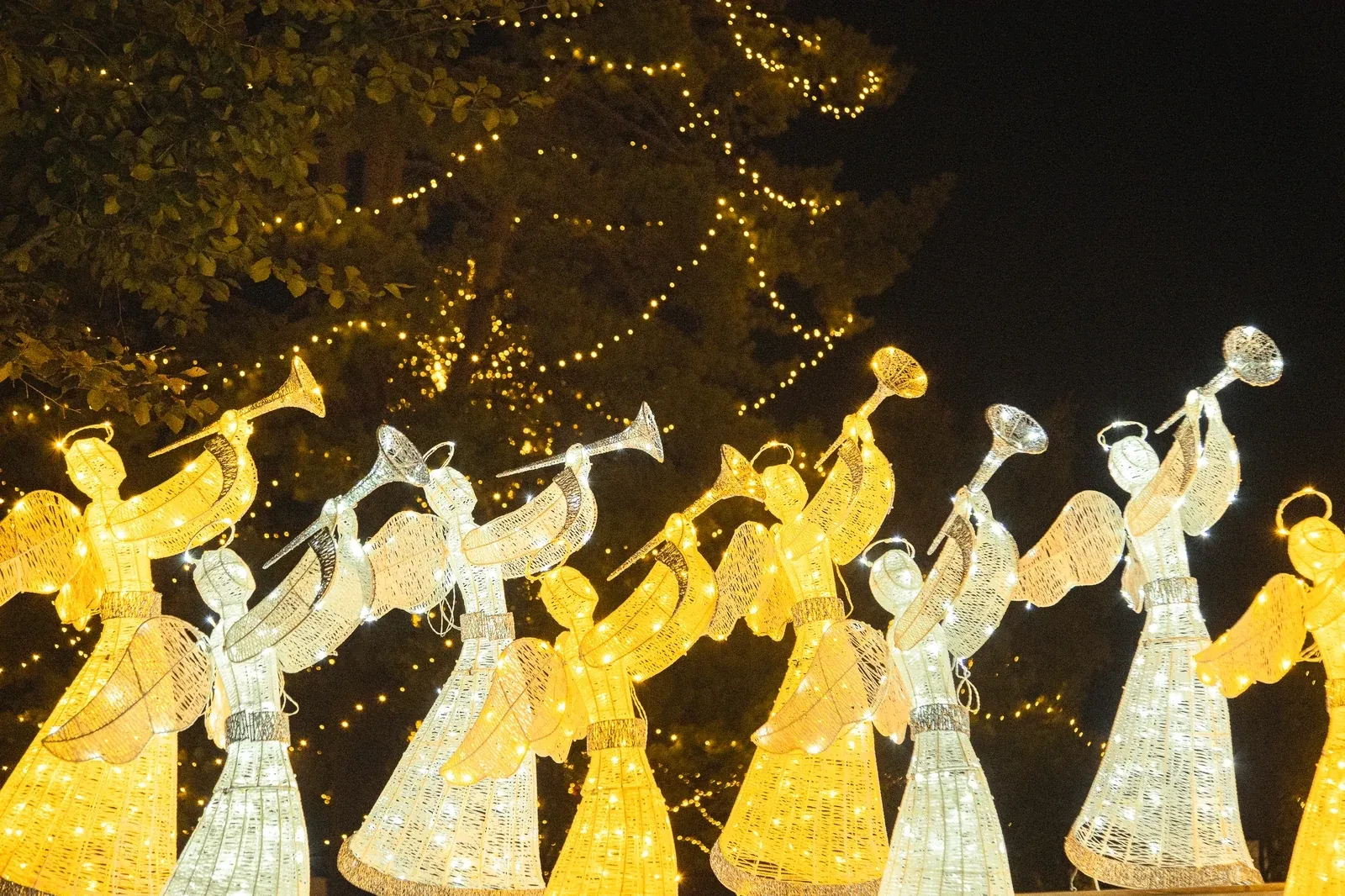 Rangée d'anges LED blanc chaud à la trompette de 122 cm dans le parc lumineux nocturne du château de Gödöllő, 2025