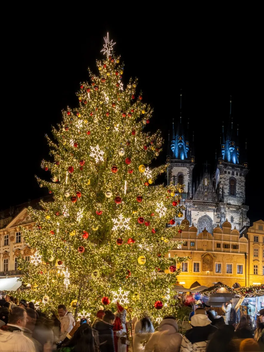 Sapin de Noël sur la place de la Vieille-Ville de Prague, avec cime, guirlandes et flocons DECOLED