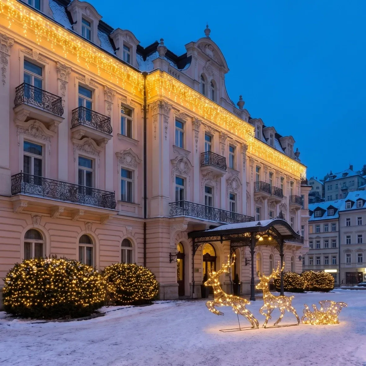 Kit de Noël pour hôtels « Façade et arbustes » : 10 guirlandes de 3 m, 2 guirlandes lumineuses de 20 m, cerfs 3D à LED avec traîneau de 180 cm, blanc chaud
