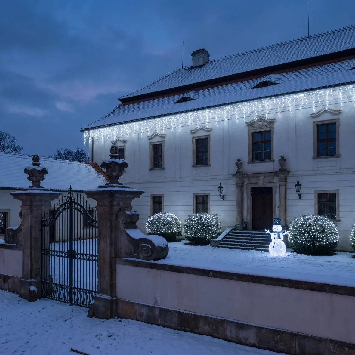 Kit de Noël pour hôtels « Façade de glace » : 9 stalactites de 3 m, 3 guirlandes de 20 m, bonhomme de neige LED 3D de 107 cm, blanc glacé