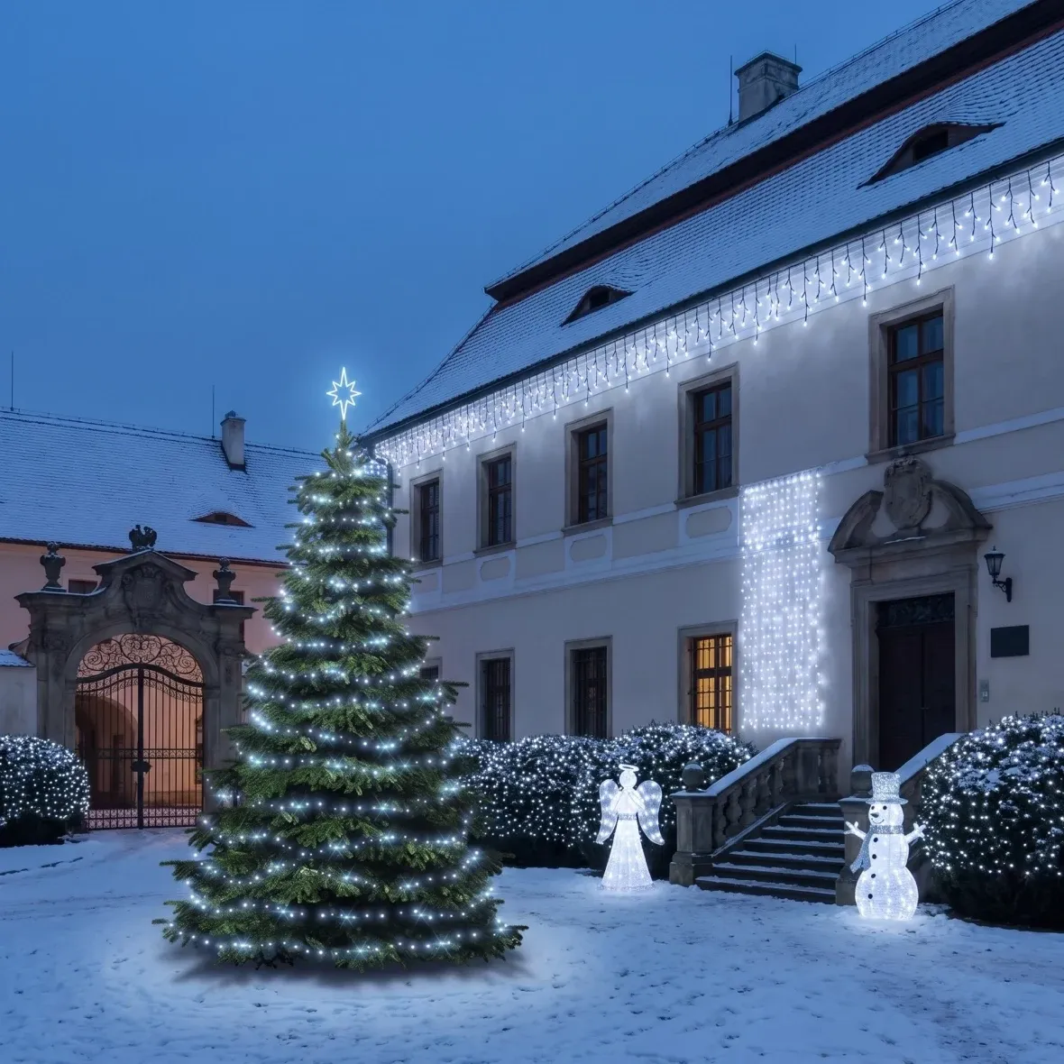 Kit de Noël pour hôtels « Ledový resort » : sapin de 6 à 8 m « Flash », 15 stalactites de 3 m, 9 guirlandes de 20 m, ange LED 3D de 122 cm, bonhomme de neige LED 3D de 107 cm, blanc glacé