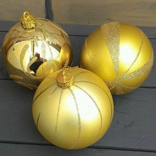 3 boules dorées de 12 cm, décor. 1 brillante + 2 mates